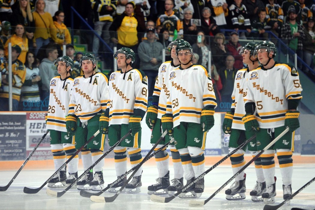 Část předzápasového ceremoniálu kanadského týmu Humboldt Broncos, který se po dubnové nehodě autobusu vrací k hokeji