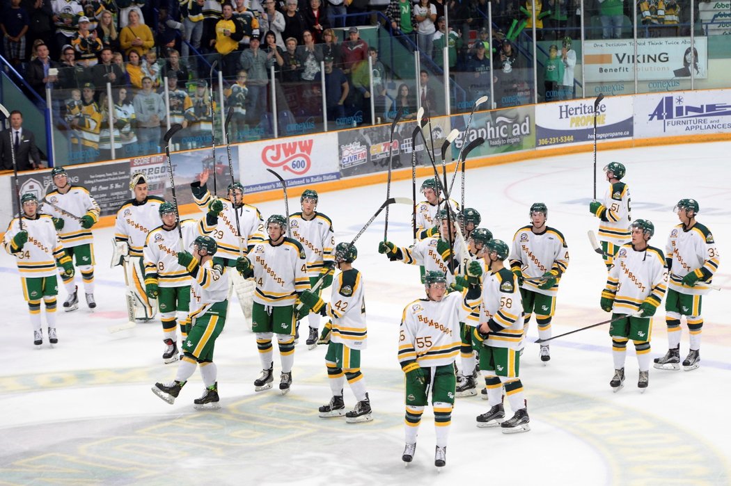 Kanadský tým Humboldt Broncos se vrací k hokeji po dubnové nehodě autobusu