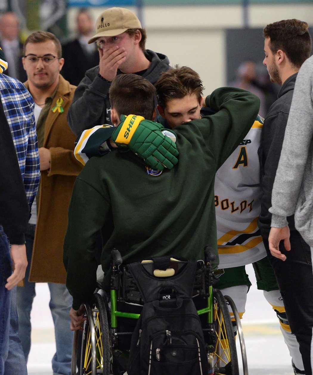 Po nehodě navrátivší se Brayden Camrud se objímá s bývalým spoluhráčem Jacobem Wassermannem během předzápasového ceremoniálu v utkání SJHL se Nipawin Hawks
