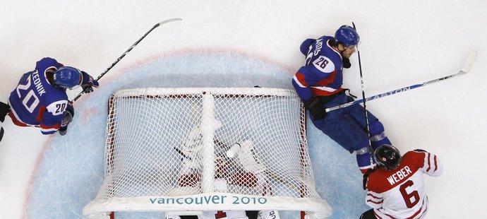 Shea Weber strčil Handzuše na bránu, která se následně převrátila Luongovi na hlavu