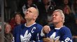 Švéd Mats Sundin a kanadská legenda Darryl Sittler při slavnostním ceremoniálu hokejové Síně slávy v Torontu