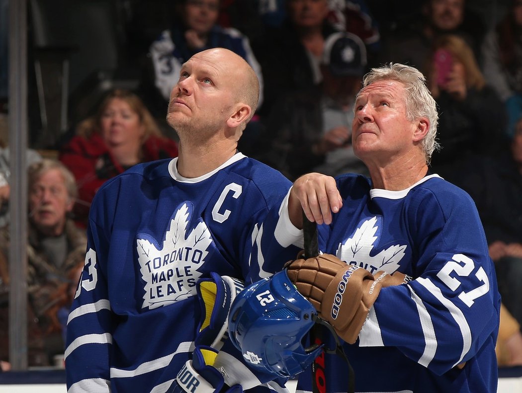 Švéd Mats Sundin a kanadská legenda Darryl Sittler při slavnostním ceremoniálu hokejové Síně slávy v Torontu