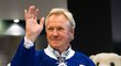 Darryl Sittler mává fanouškům při slavnostním uvádění do Síně slávy