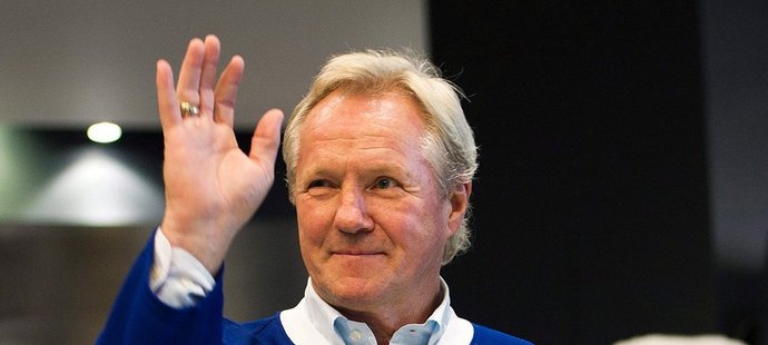 Darryl Sittler mává fanouškům při slavnostním uvádění do Síně slávy