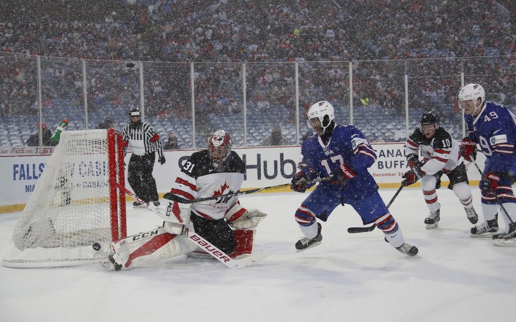 Kandadský gólman Carter Hart měl plné ruce práce