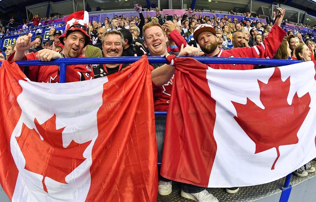 Přes čtyři stovky kanadských fanoušků se dnes ráno vypravily speciálním vlakem z Prahy do Ostravy, kde budou sledovat mistrovství světa hokejistů do 20 let. 