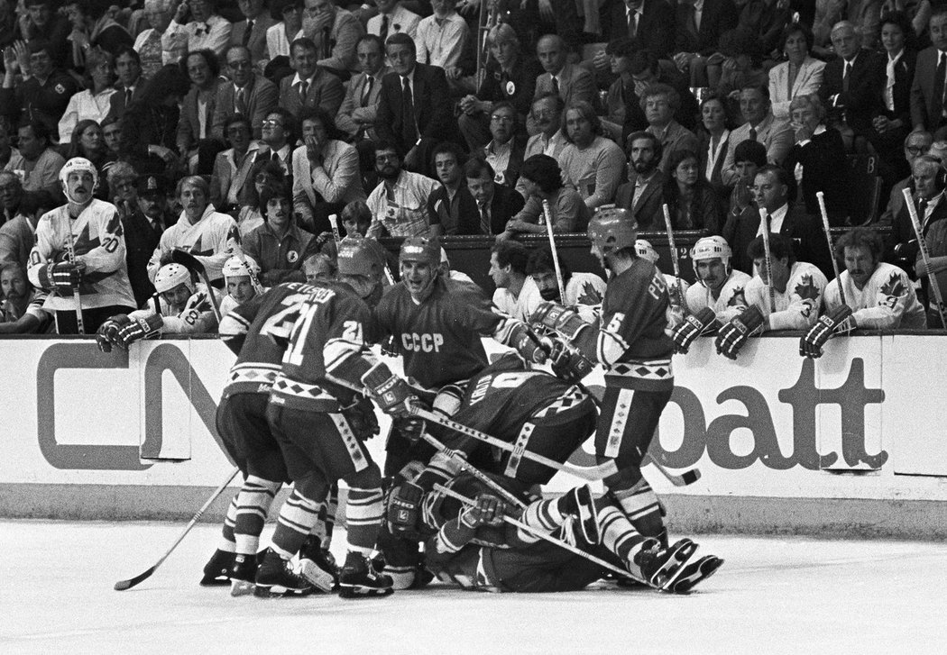 Sovětští hokejisté se radují z vítězství nad Kanadou na Kanadském poháru 1981