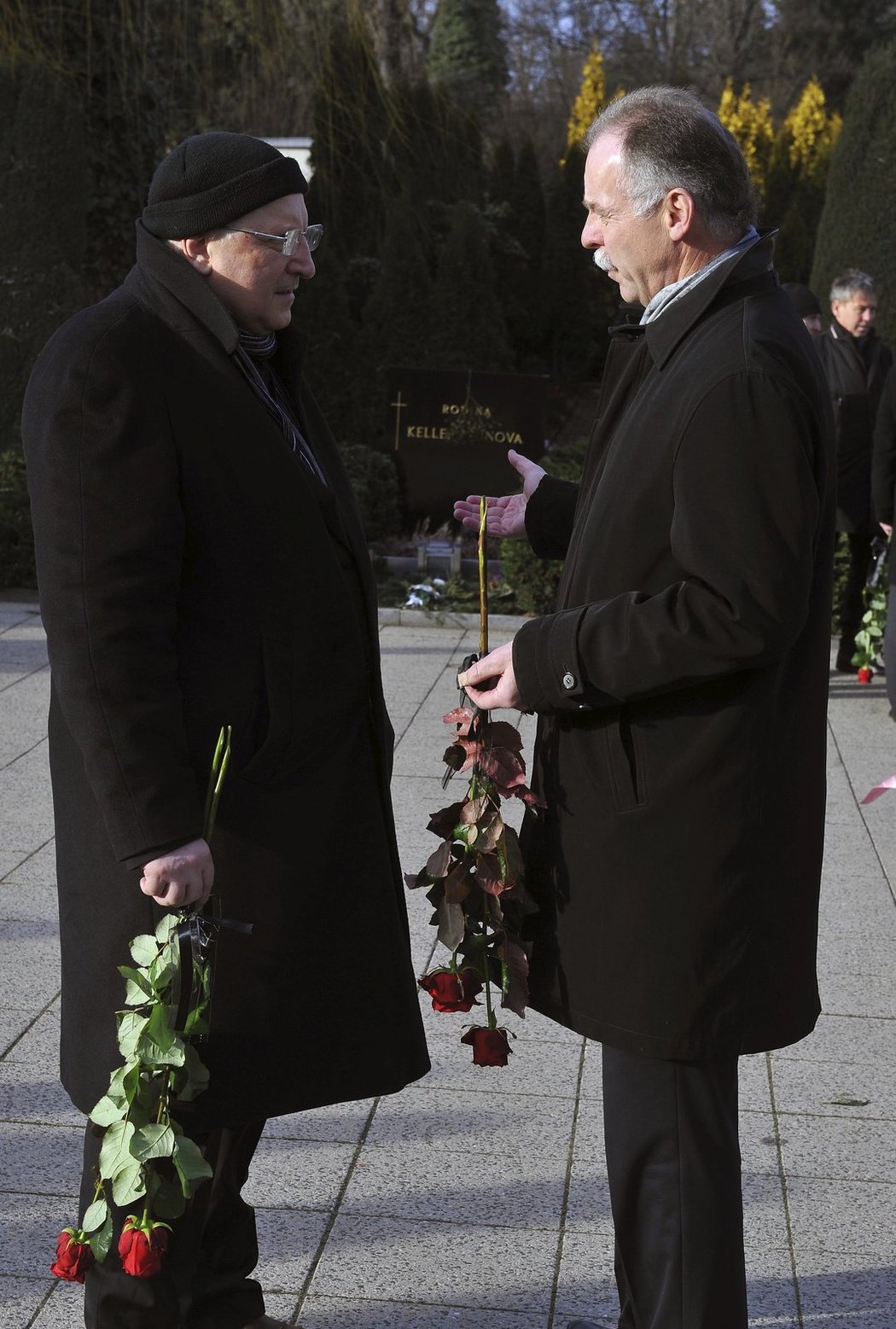 Antonín Charouz (vlevo) se Slavomírem Lenerem na pohřbu Karla Guta