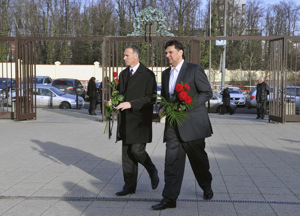 Dominik Hašek (vlevo) a Vladimír Růžička přicházejí na poslední rozloučení s Karlem Gutem