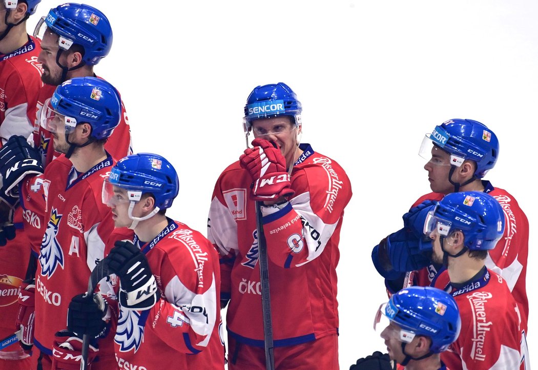 Zklamaní čeští hokejisté po porážce se Švýcarskem (2:3p)