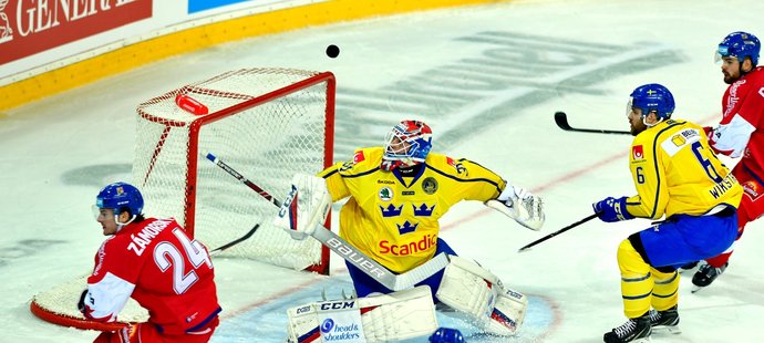 Jakub Nakládal překonal švédského brankáře Johanssona během duelu Karjala Cupu mezi Českem a Švédskem