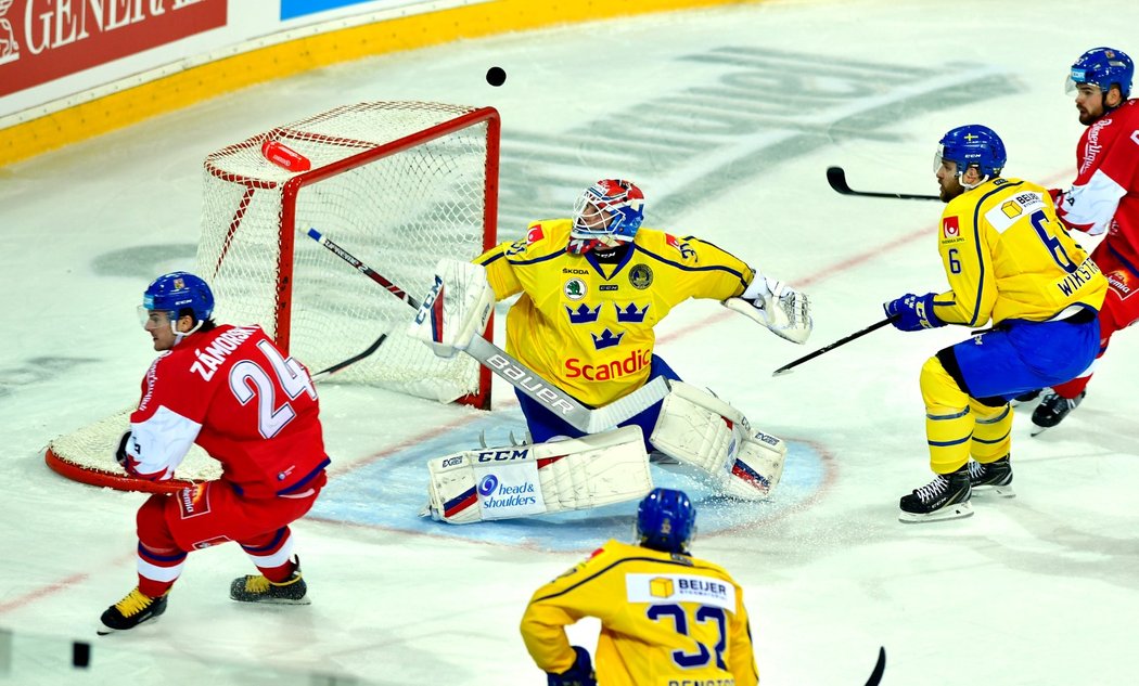 Jakub Nakládal překonal švédského brankáře Johanssona během duelu Karjala Cupu mezi Českem a Švédskem