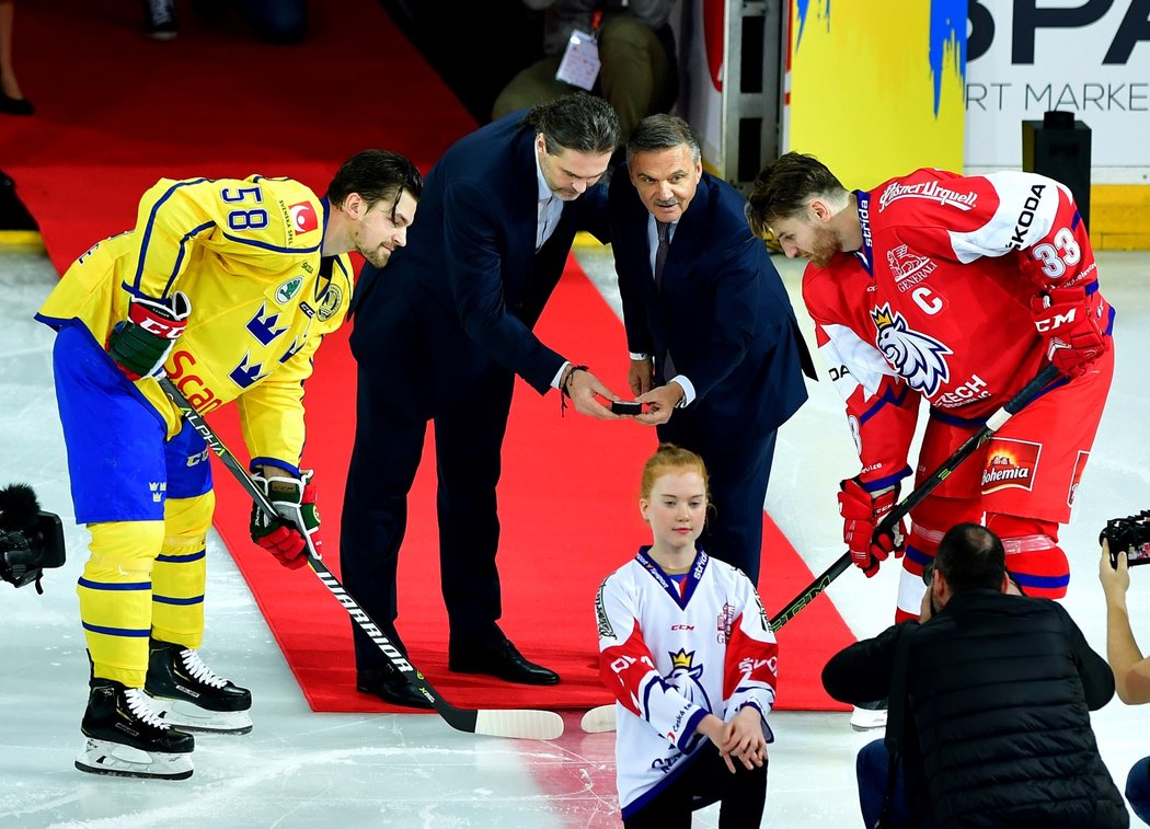 Slavnostní buly před utkání Karjala Cupu mezi Českem a Švédskem. Zleva Anton Lander, Jaromír Jágr, prezident Mezinárodní hokejové federace René Fasel a Jakub Nakládal