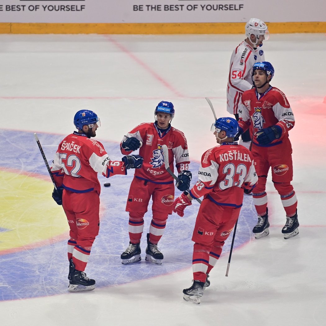 Čeští hokejisté slaví branku proti Švýcarsku