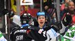 Karlovarští hokejisté se radují ze vstřeleného gólu