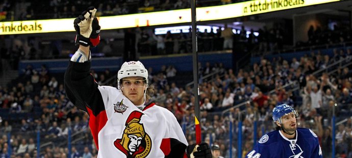 Erik Karlsson může být s novou smlouvou s Ottawou spokojen