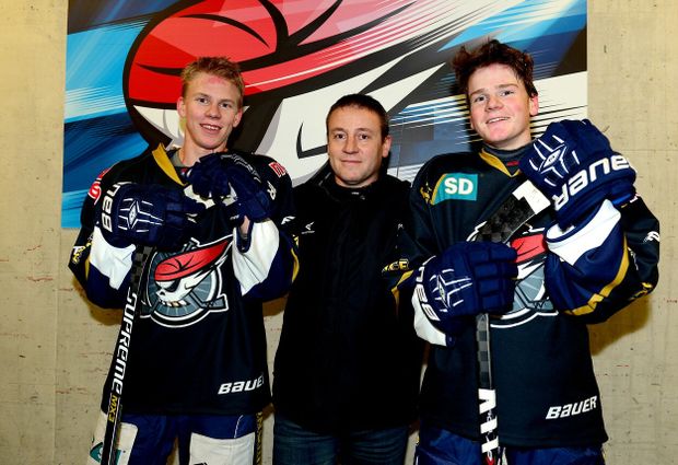Bratři Ondřej (vlevo) a David Kaše s otcem Robertem Kašem Bratři Ondřej (vlevo) a David Kaše s otcem Robertem Kašem