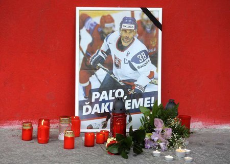 Fanoušci se přišli rozloučit se svým hokejovým kapitánem a přinášeli sebou svíčky i fotografie hokejové legendy