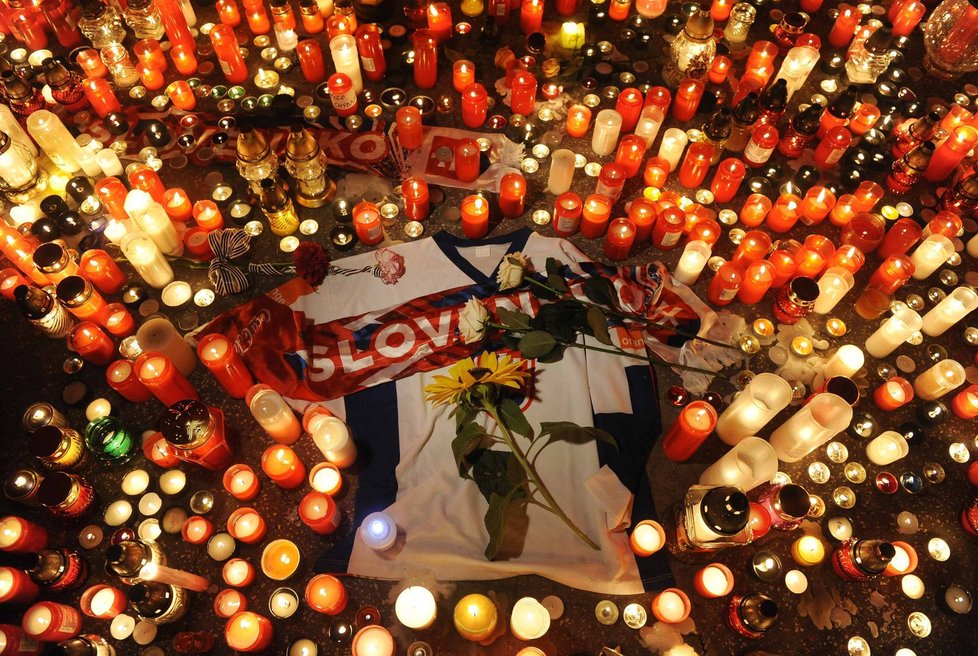 Spousty zapalených svíček, dres hokejové reprezentace Slovenska a fotky Pavola Demitry, to vše přinášeli lidé ke stadionu v Trenčíně, aby uctili památku Pavola Demitry