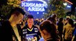 Fanoušci se scházeli před arénou týmu HV 71 a zapalovali svíčky za zesnulého Stefana Liva