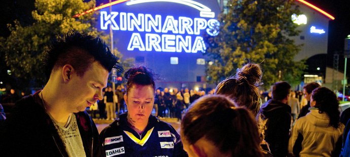 Fanoušci se scházeli před arénou týmu HV 71 a zapalovali svíčky za zesnulého Stefana Liva