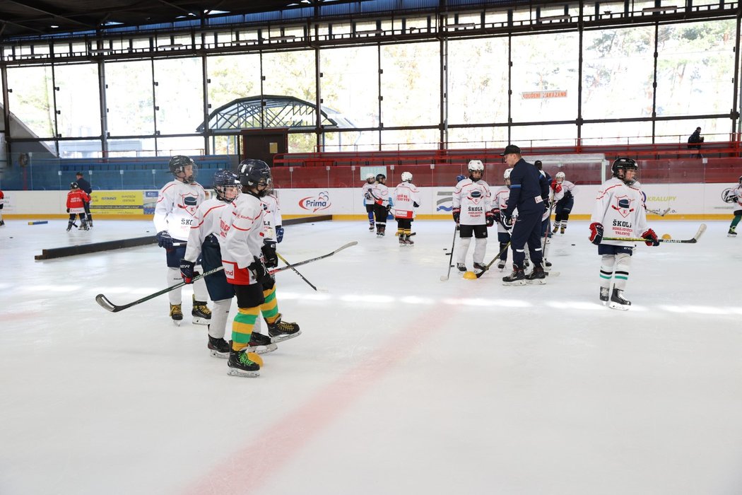 Děti v hokejové škole pod patronátem Jaromíra Jágra