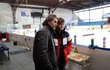 Jaromír Jágr pózuje na kempu pro malé hokejisty a hokejistky