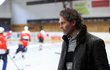 Jaromír Jágr sleduje trénink na hokejové škole