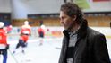 Jaromír Jágr sleduje trénink na hokejové škole
