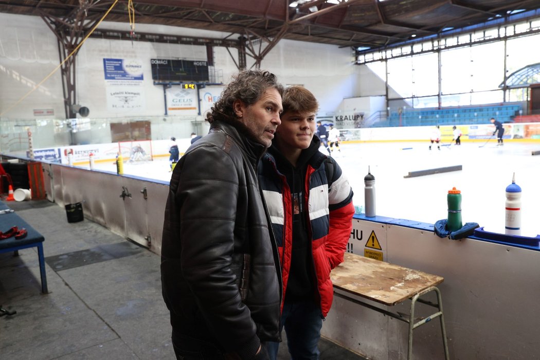 Jaromír Jágr pózuje na kempu pro malé hokejisty a hokejistky