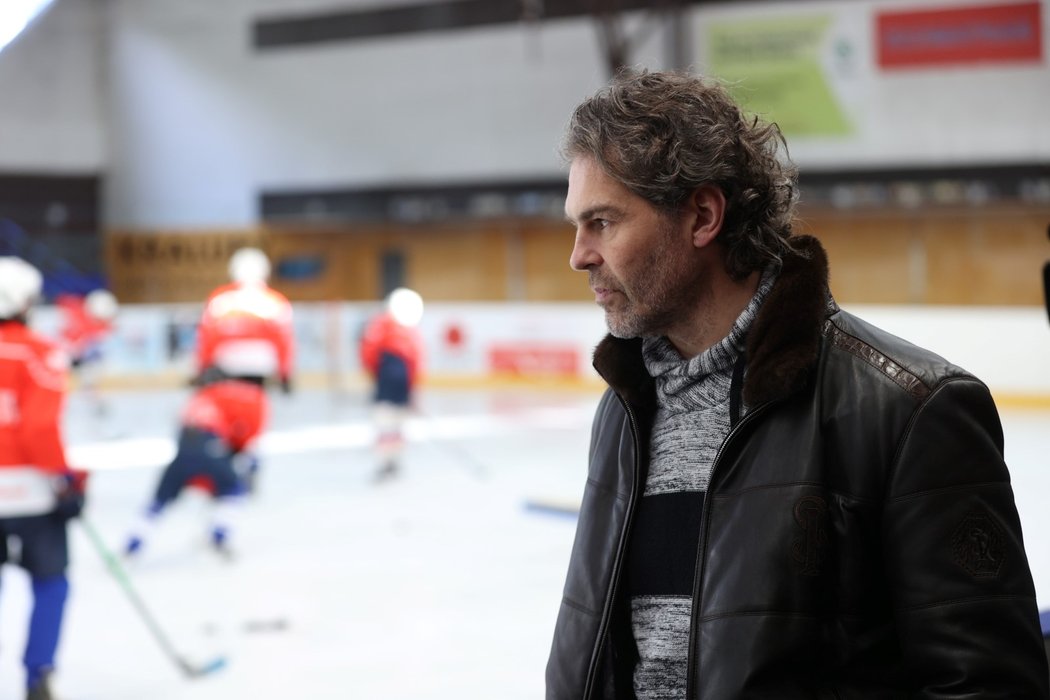 Jaromír Jágr sleduje trénink na hokejové škole