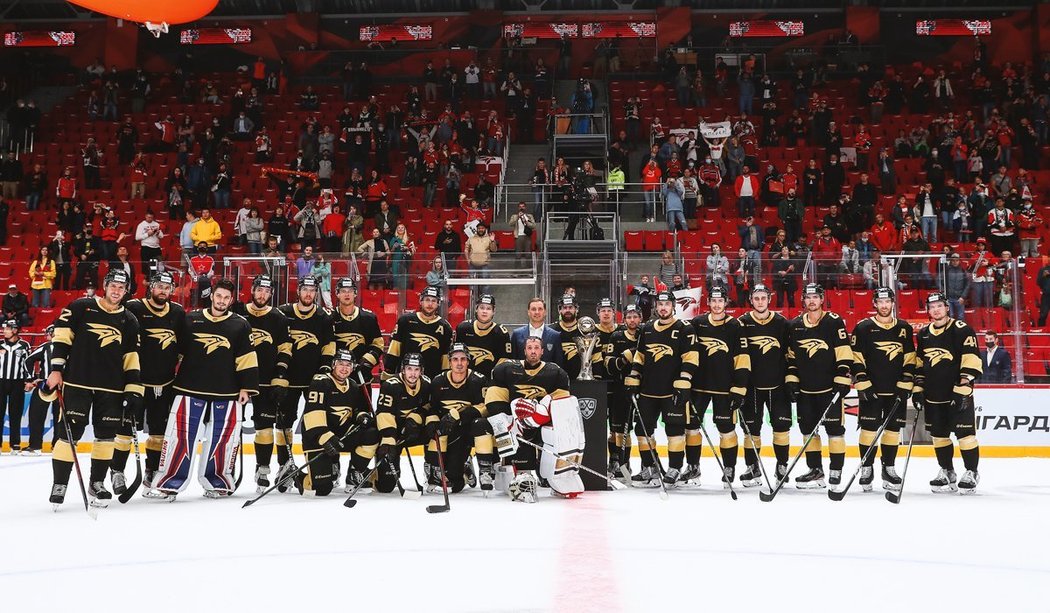 Úřadující šampioni KHL z Omsku s brankářem Šimonem Hrubcem (dole uprostřed) zahájili novou sezonu výhrou 4:0 nad CSKA Moskva