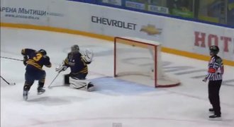 VIDEO: Hokejista KHL hlavičkoval do vlastní branky