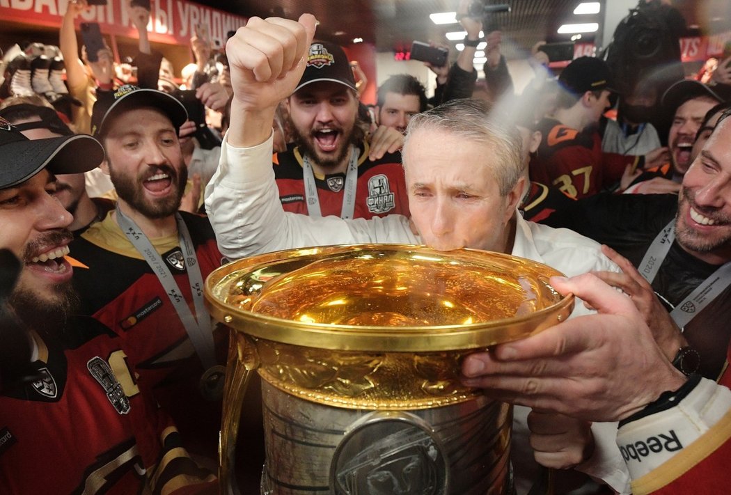 Bob Hartley nepije alkohol, z Gagarinova poháru si alespoň srkl dva loky šampaňského