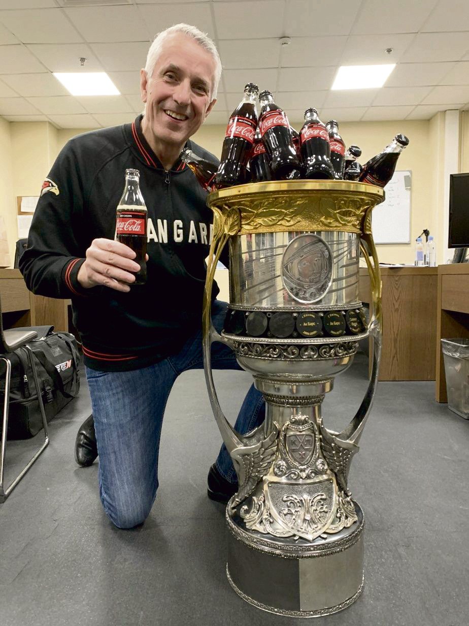 Bob Hartley nepije alkohol, do Gagarinova poháru naskládal několik flašek Coca Coly. Bez cukru