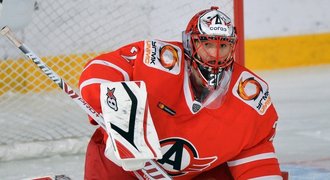 Kovář vychytal v KHL už osmou nulu sezony! Pálili čtyři Češi, beci asistovali