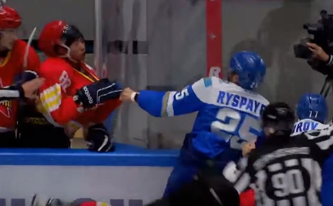 Většina hráčů Kunlunu se kazašského bijce bála, do rvačky se pustil ale čínský hokejista