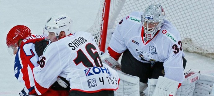 Český brankář Pavel Francouz v brance Čeljabinsku, jeho spoluhráč Alexander Shinin se snaží zastavit Jonase Enlunda z CSKA Moskva