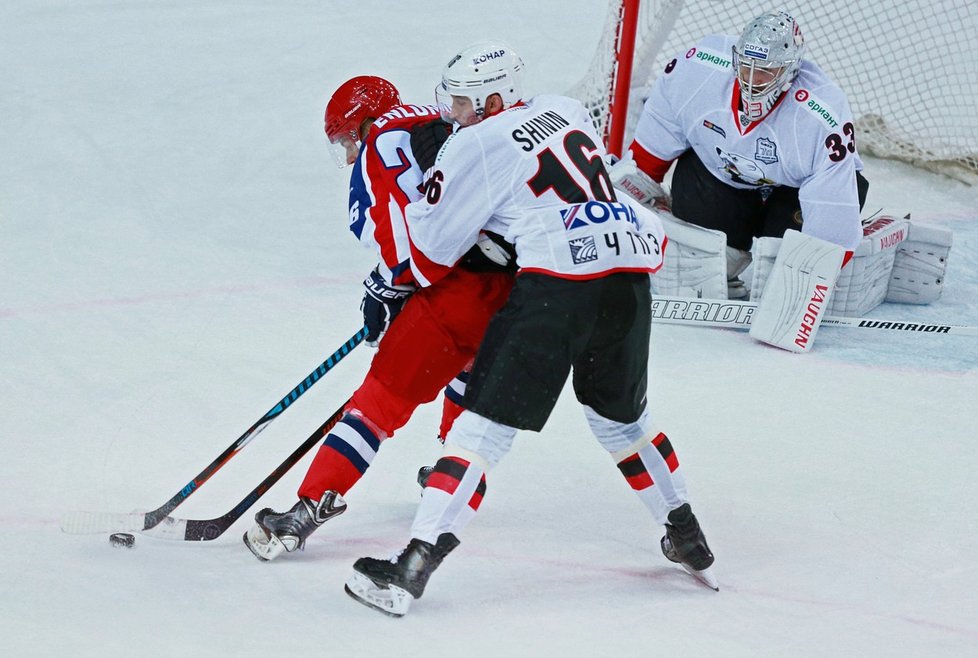 Český brankář Pavel Francouz v brance Čeljabinsku, jeho spoluhráč Alexander Shinin se snaží zastavit Jonase Enlunda z CSKA Moskva