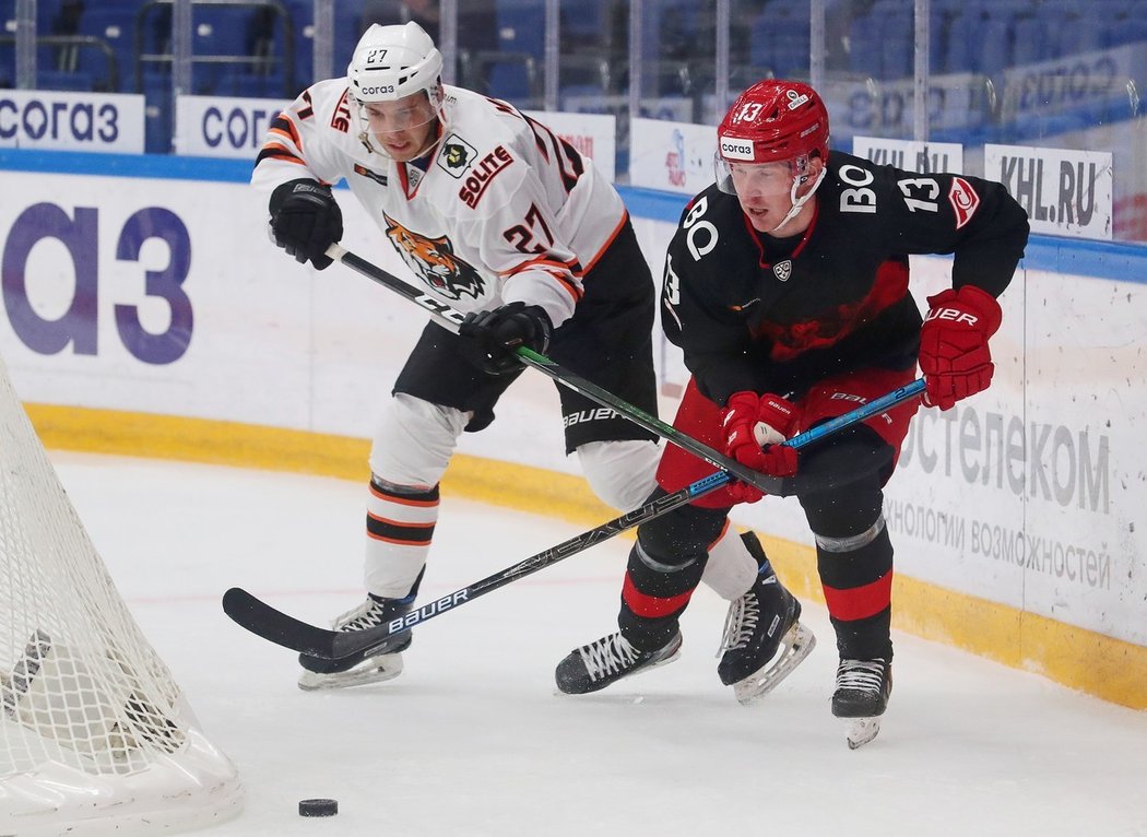 Obránce Dominik Mašín (vlevo) věří, že mu KHL může pomoct do NHL