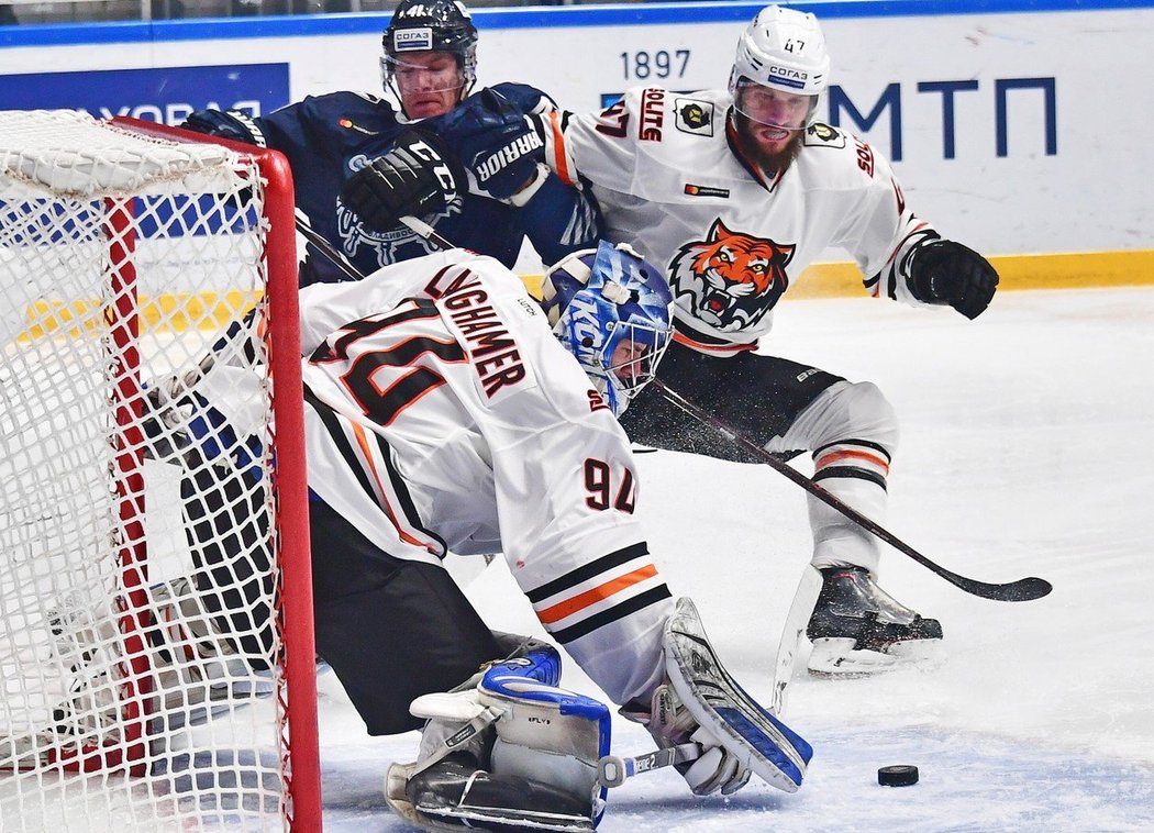 Obránce Michal Jordán z Chabarovsku vstřelil v KHL kuriózní gól odrazem o mantinel, Marek Langhamer vychytal třetí čisté konto v sezoně