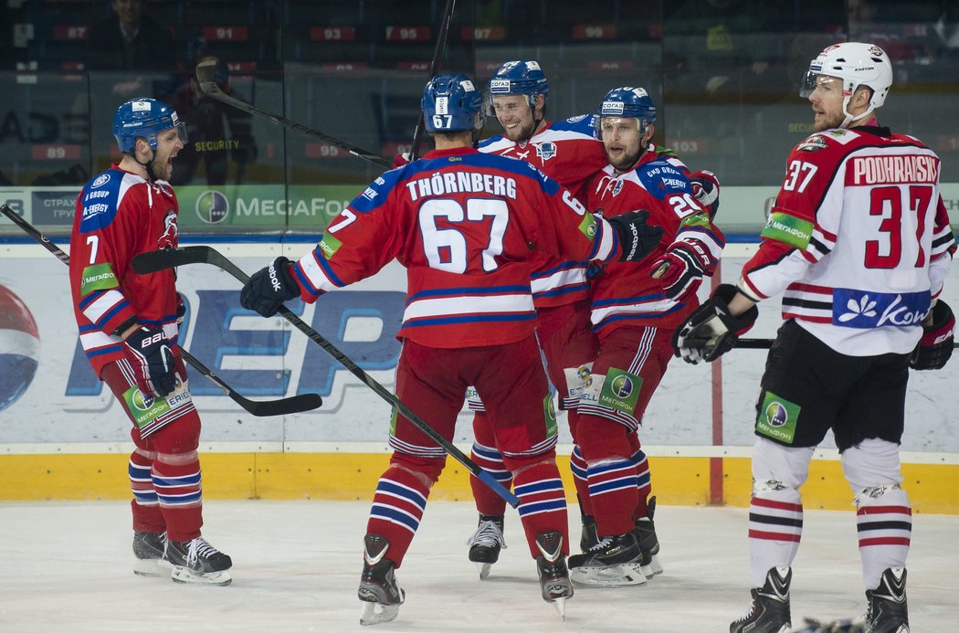 Hokejisté Lva se radují z gólu Petra Vrány (druhý zprava) ve druhém čtvrtfinále KHL