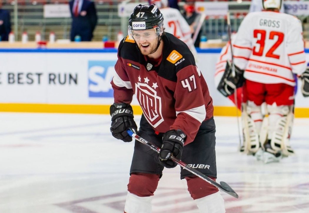 Kanadský obránce Jordan Murray skončil v Dinamu Riga po ostudném incidentu, kdy měl z šatny Omsku ukrást hokejku ruského útočníka Ilji Kovalčuka