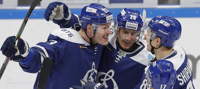 Nejproduktivnější český hokejista v KHL Dmitrij Jaškin (vlevo) se osamostatnil v tabulce střelců
