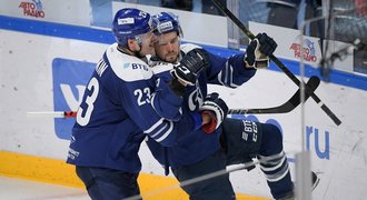 Jaškin v KHL dál září, natáhl bodovou sérii. Trefili se i Nakládal a Sedlák