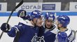 Nejproduktivnější český hokejista v KHL Dmitrij Jaškin (vlevo) přispěl dvěma góly a dvěma asistencemi k vítězství Dynama Moskva nad Čerepovcem 8:1.