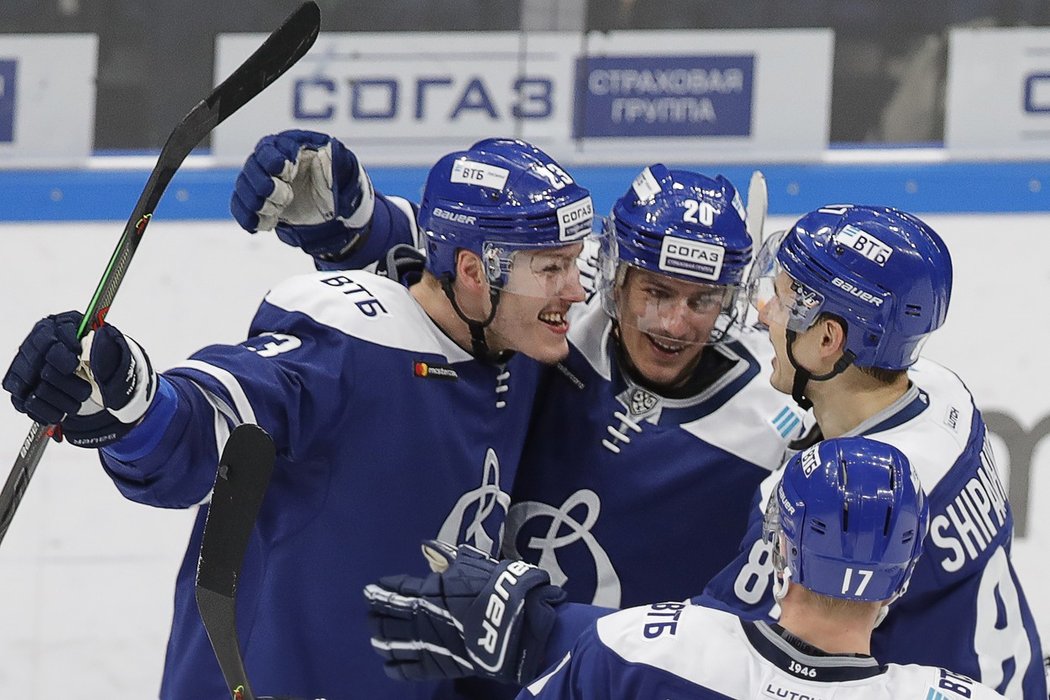 Nejproduktivnější český hokejista v KHL Dmitrij Jaškin (vlevo) přispěl dvěma góly a dvěma asistencemi k vítězství Dynama Moskva nad Čerepovcem 8:1.