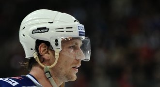 Novák praštil rozhodčího hokejkou do břicha, dostal 5 zápasů stop