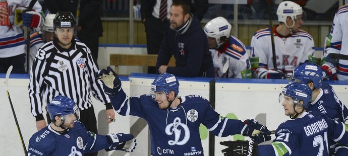 Český hokejista Marek Kvapil poslal v pondělí hattrickem do sítě Petrohradu své Dynamo Moskva do finále KHL