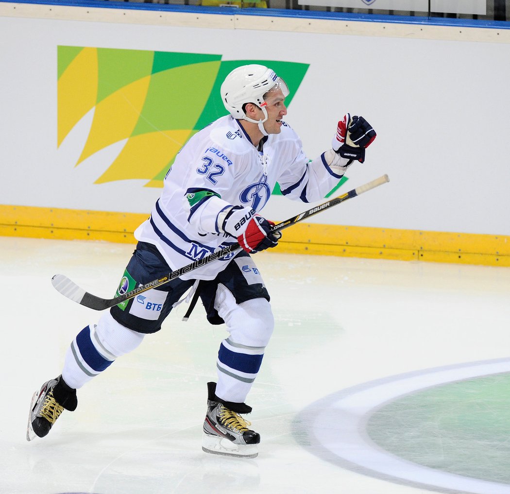 Hokejový útočník Alexander Ovečkin byl hvězdou sobotního zápasu KHL, vstřelil tři branky Dynama